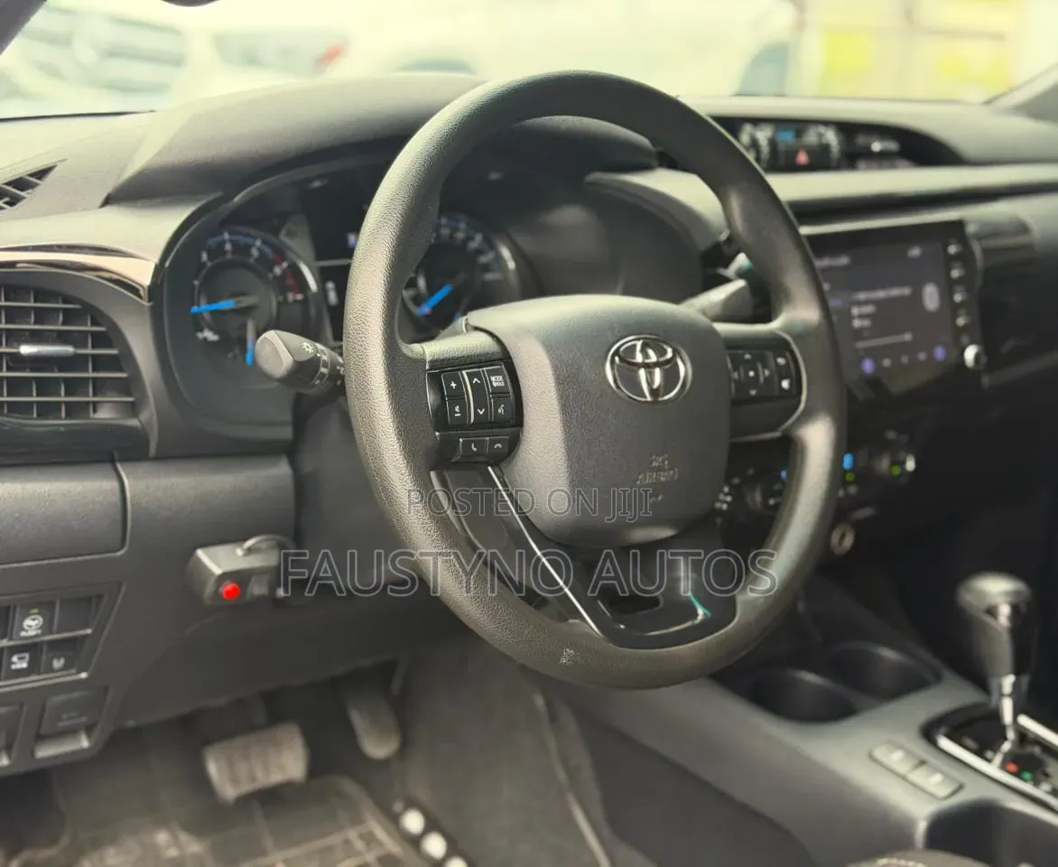 New Toyota Hilux 2024 Black