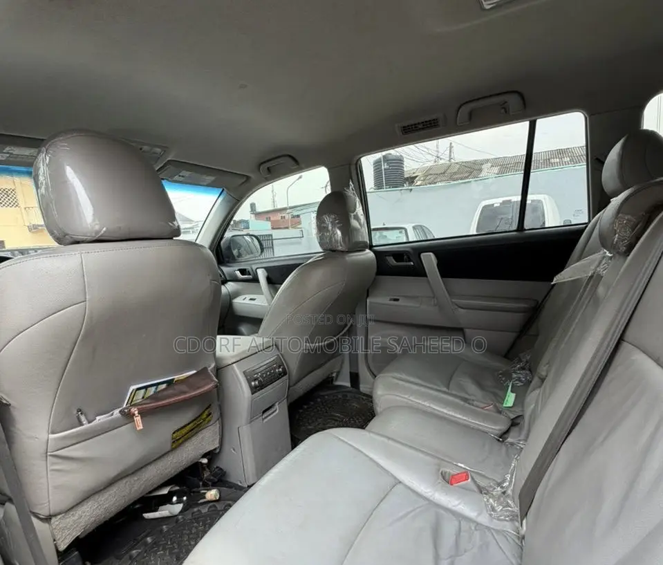 Toyota Highlander SE 2012 Brown