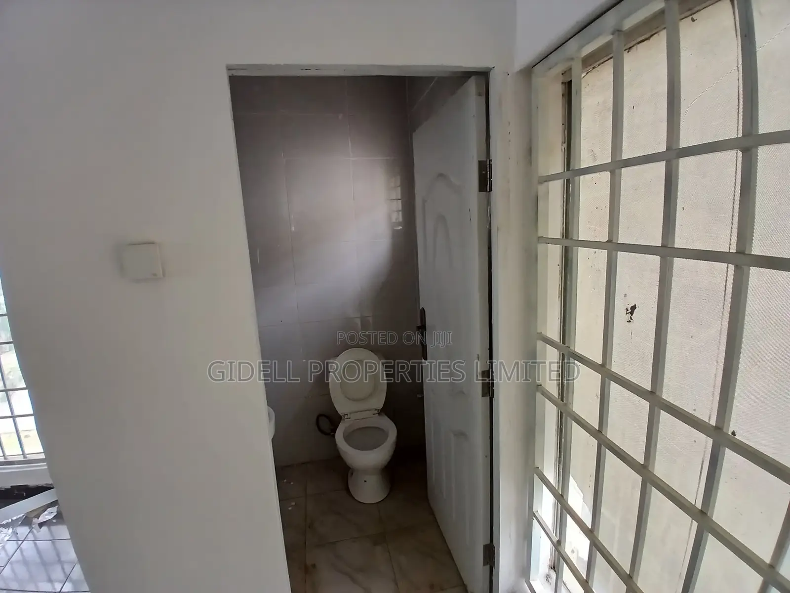 60sqm Shop / Office Space on the First Floor