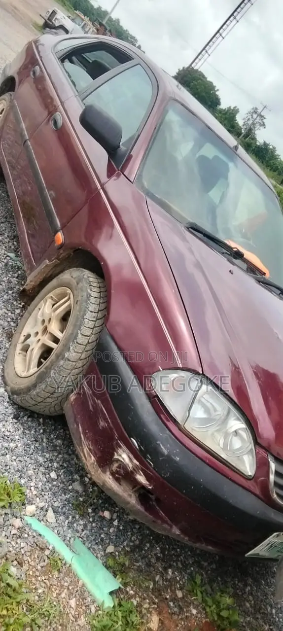 Toyota Avensis 2000 Burgundy