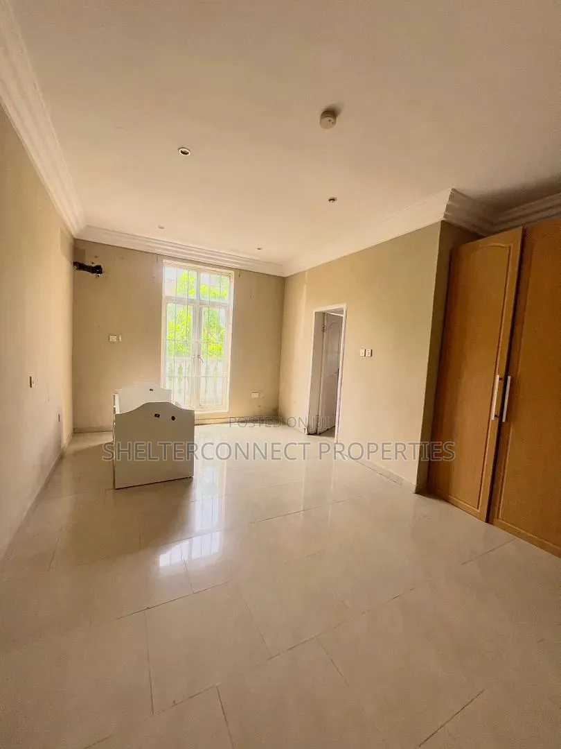 3bdrm Apartment in Lekki Phase 1 for rent