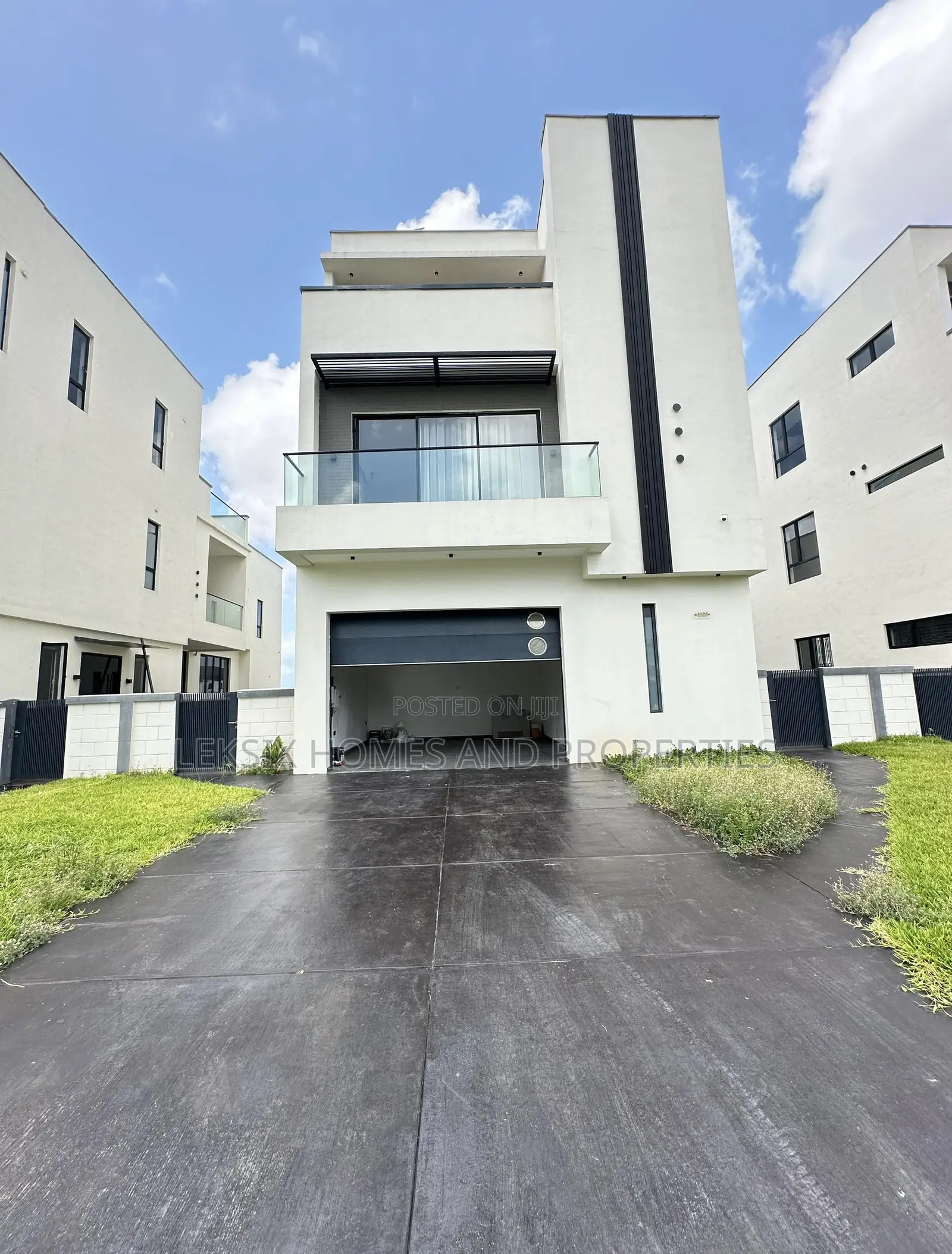 5bdrm Duplex in A Well Secured, Lekki Phase 2 for sale