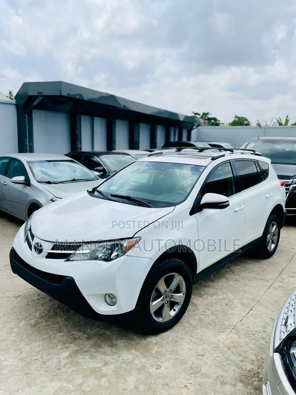 Toyota RAV4 XLE 4dr SUV AWD (2.5L 4cyl 6A) 2015 White