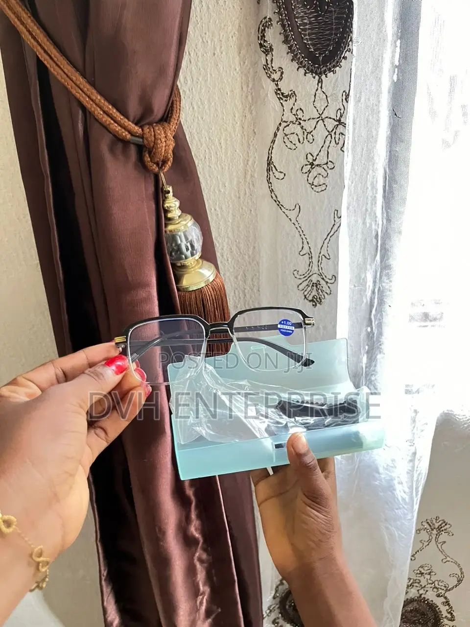 Black High Definition Reading Glass