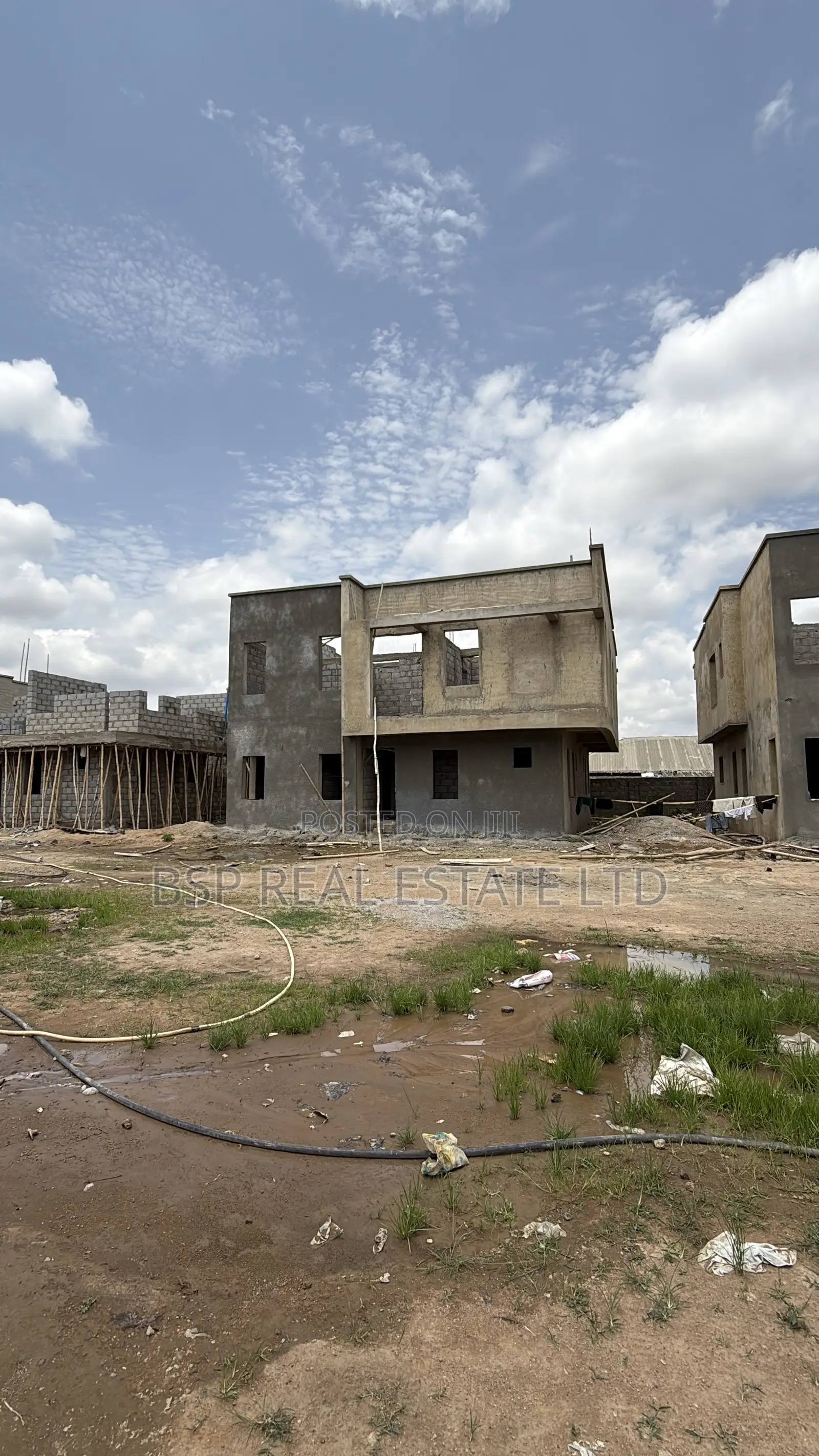4 Bedrooms Fully Detached Duplex With a Boys Quarters,