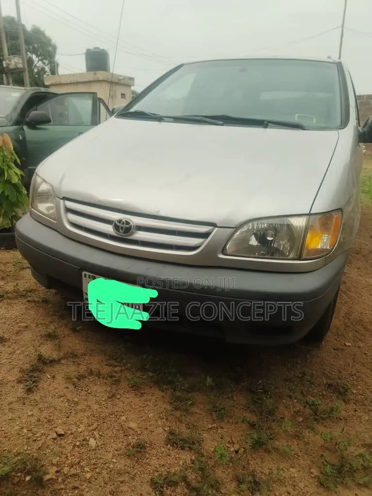 Toyota Sienna 2000 Gray