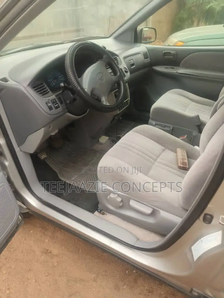 Toyota Sienna 2000 Gray