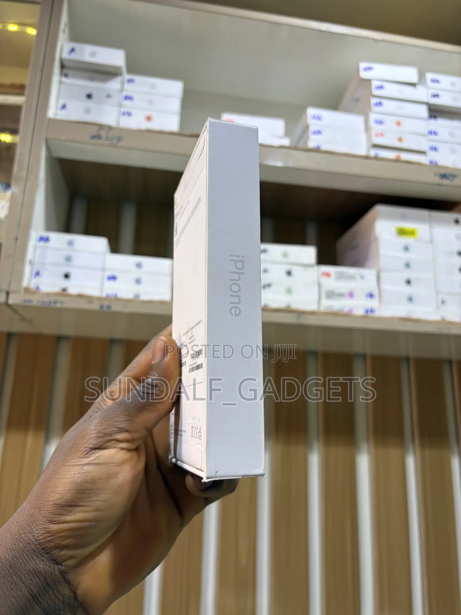 New Apple iPhone 16 128 GB Silver