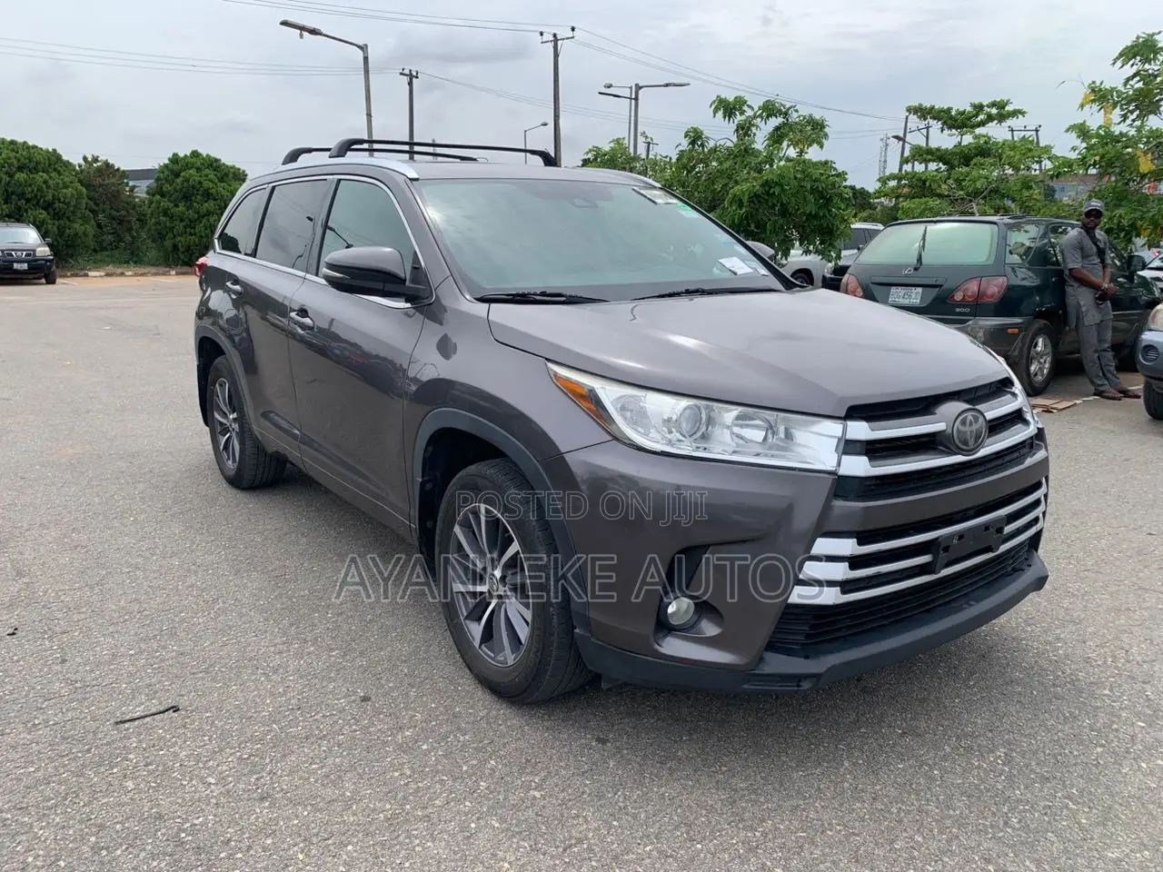 Toyota Highlander XLE 4x4 V6 (3.5L 6cyl 8A) 2017 Gray