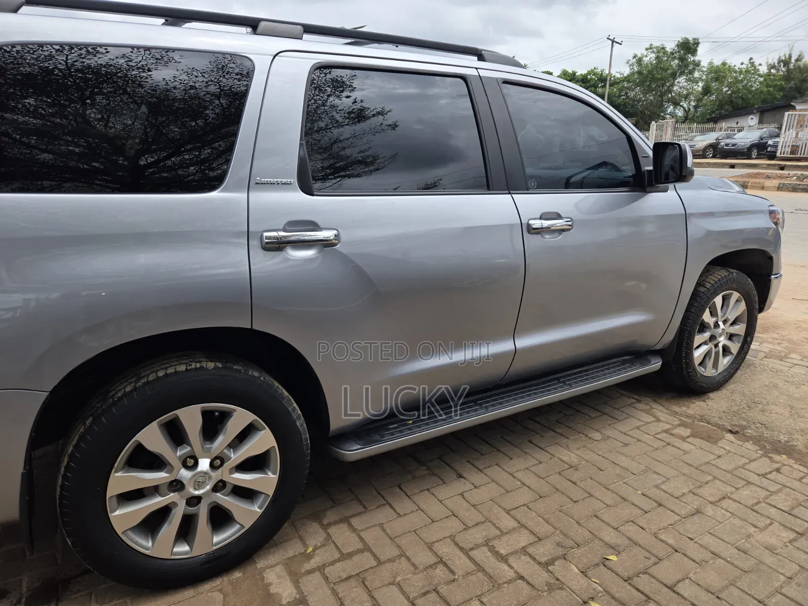 Toyota Sequoia Limited 4dr SUV 4WD (5.7L 8cyl 6A) 2014 Silver