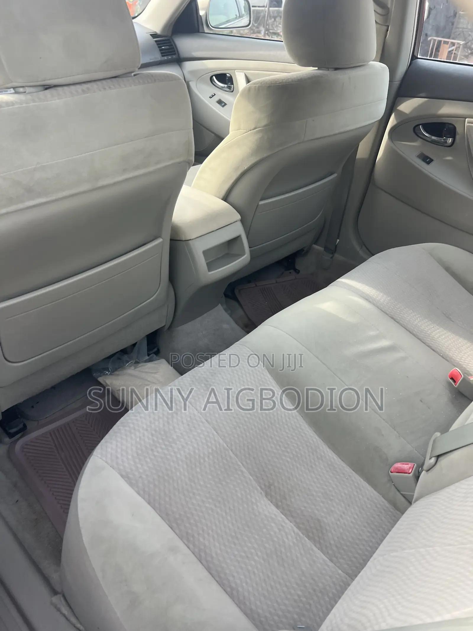 Toyota Camry LE 4dr Sedan (2.5L 4cyl 6AM) 2010 Gold