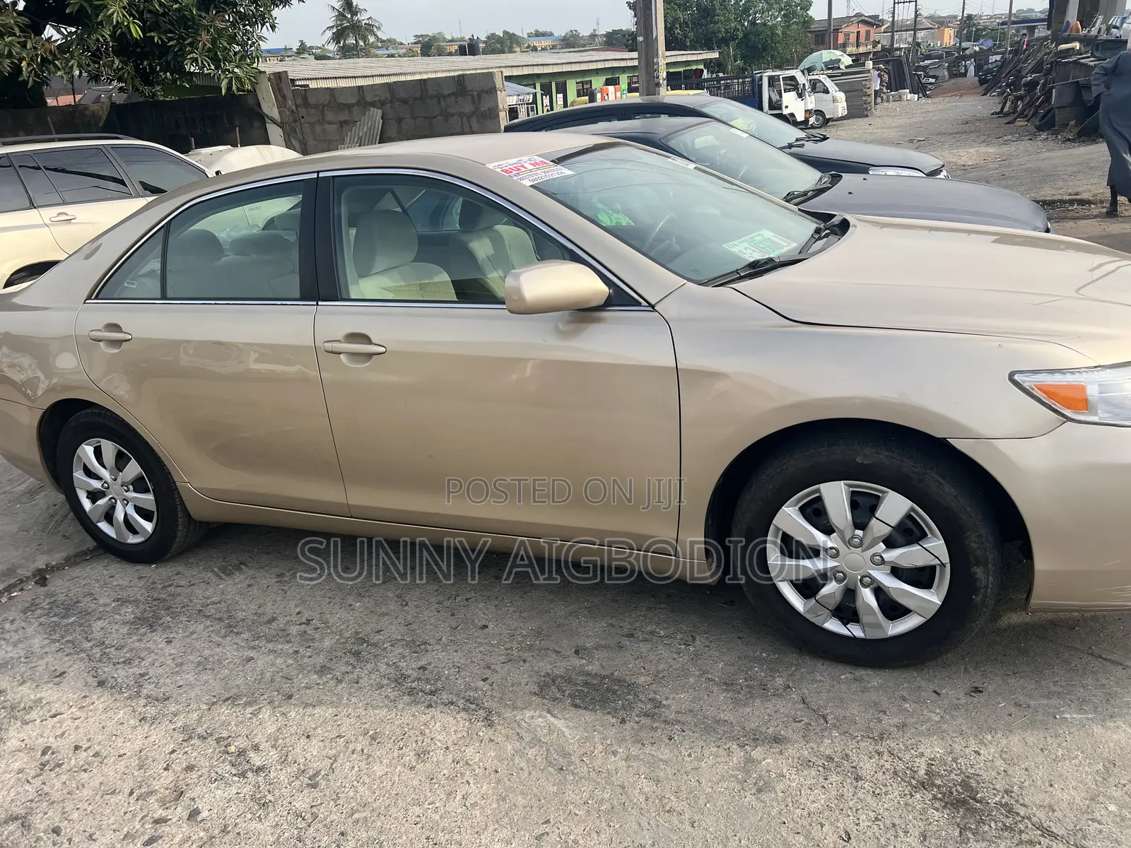 Toyota Camry LE 4dr Sedan (2.5L 4cyl 6AM) 2010 Gold