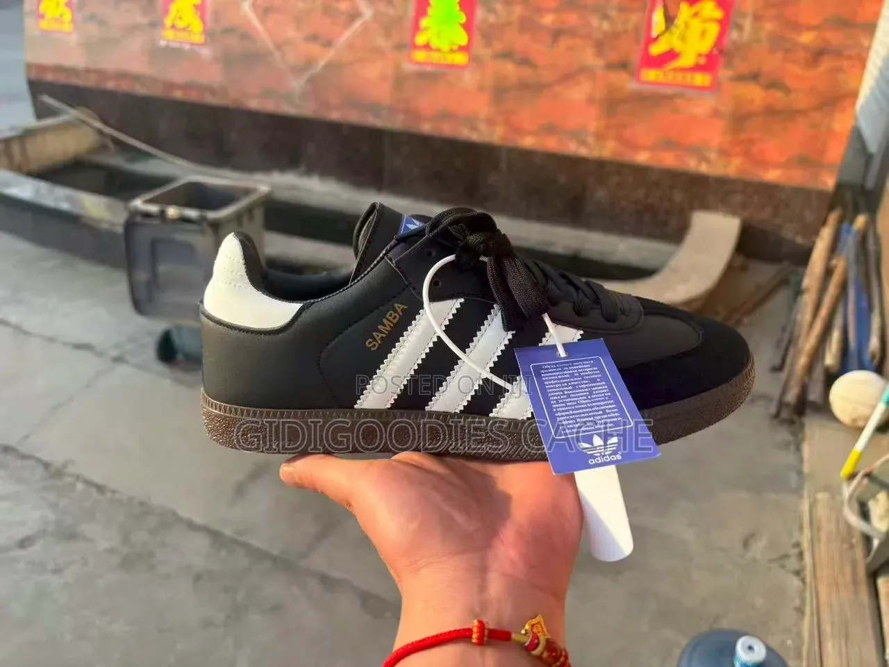 Low-Top Lace-Up Sneakers With Gum Sole
Size 38-45