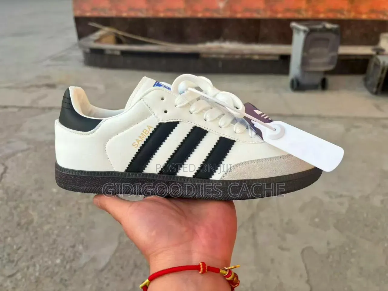 Low-Top Lace-Up Sneakers With Gum Sole
Size 38-45