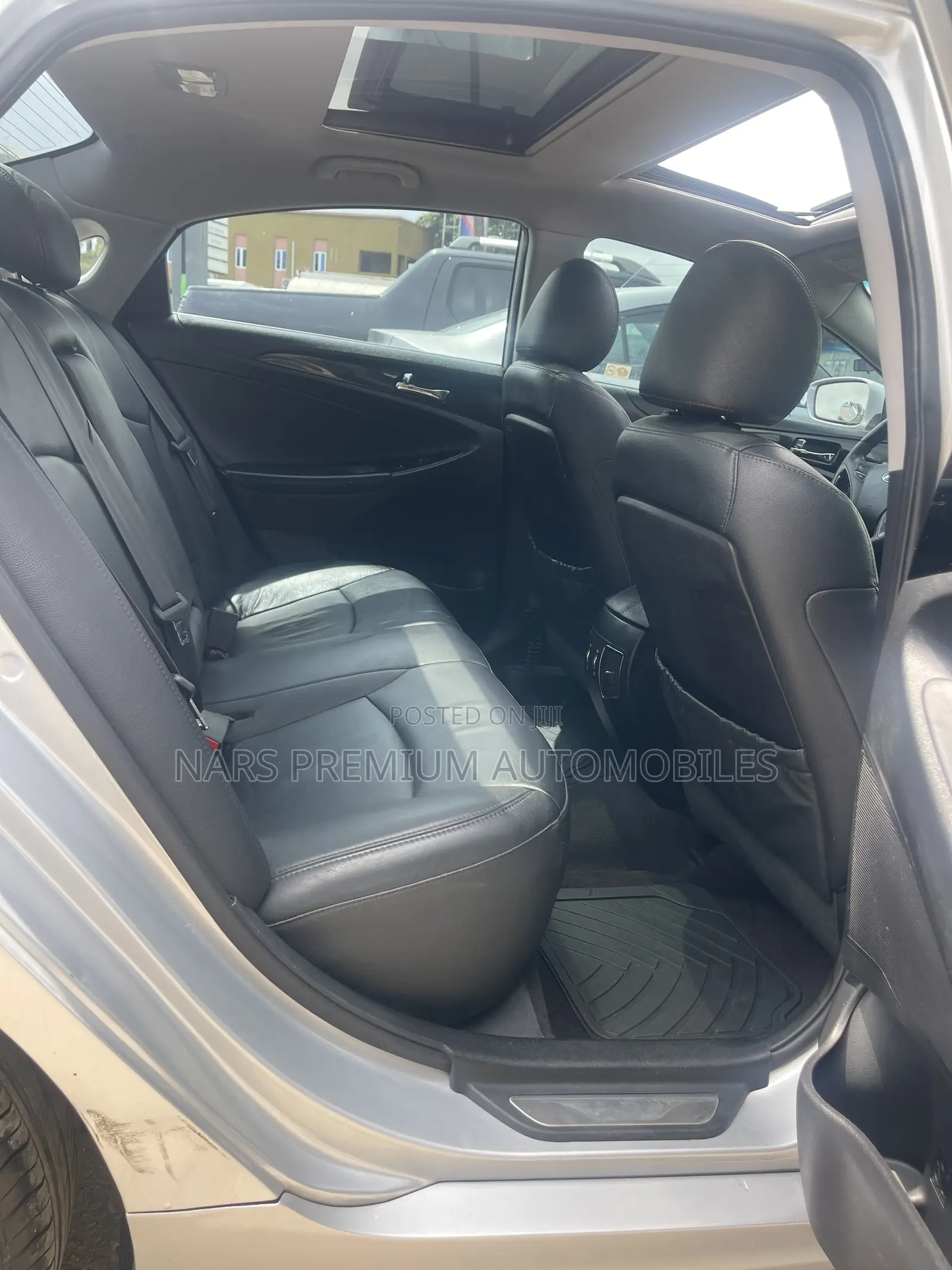 Hyundai Sonata Limited Sedan FWD (2.4L 4cyl 6A) 2011 Silver