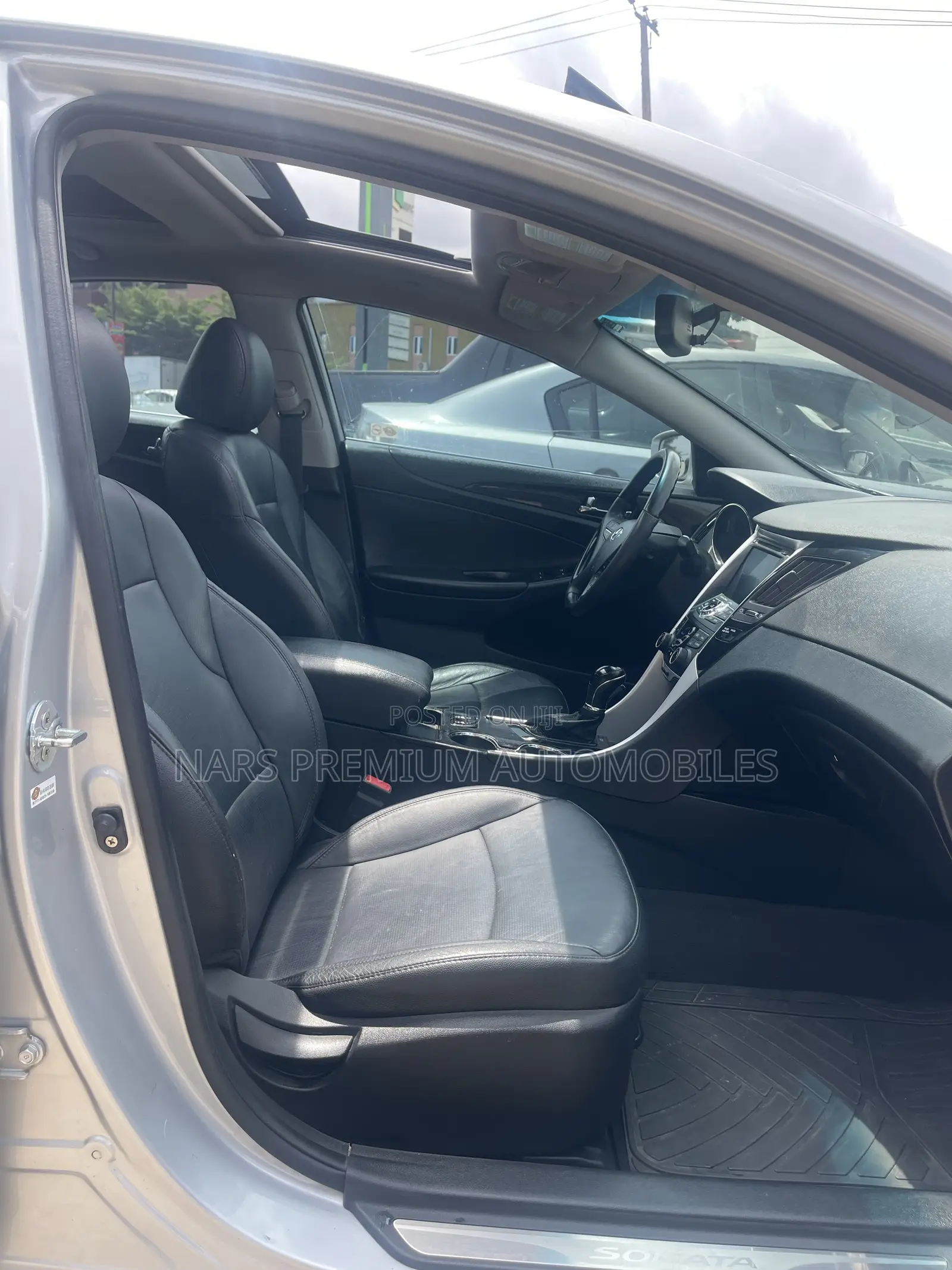 Hyundai Sonata Limited Sedan FWD (2.4L 4cyl 6A) 2011 Silver