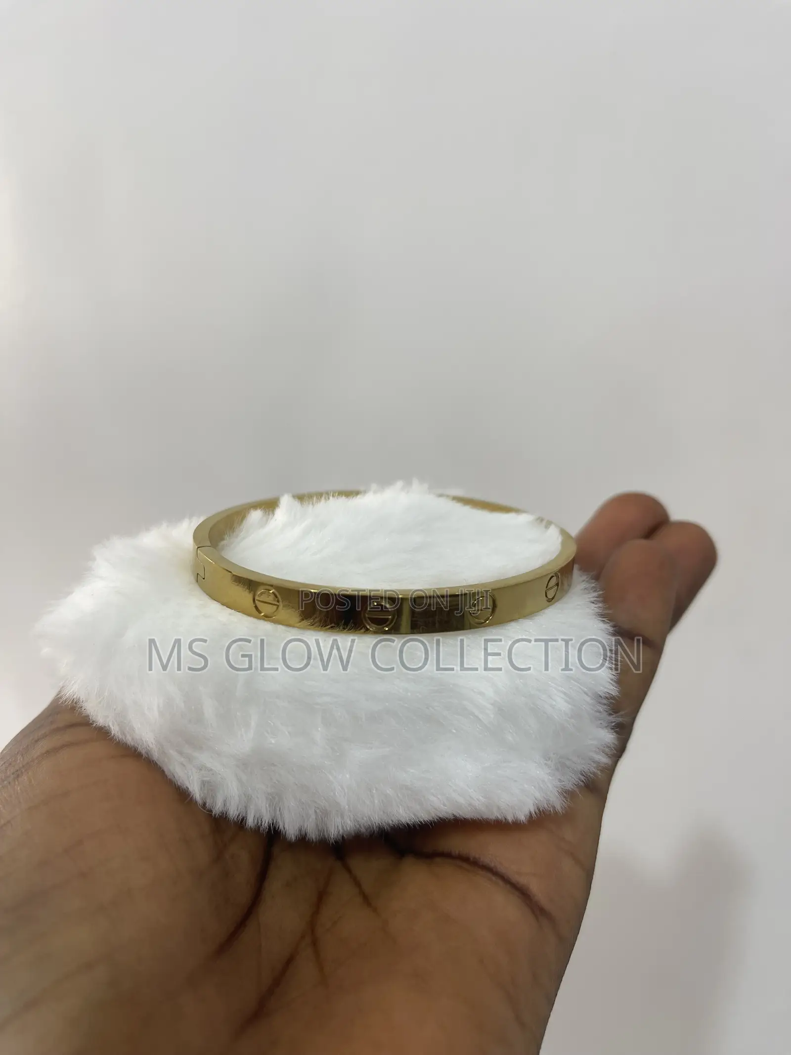 Elegant Women’S Screw Motif Cuff Bangle
