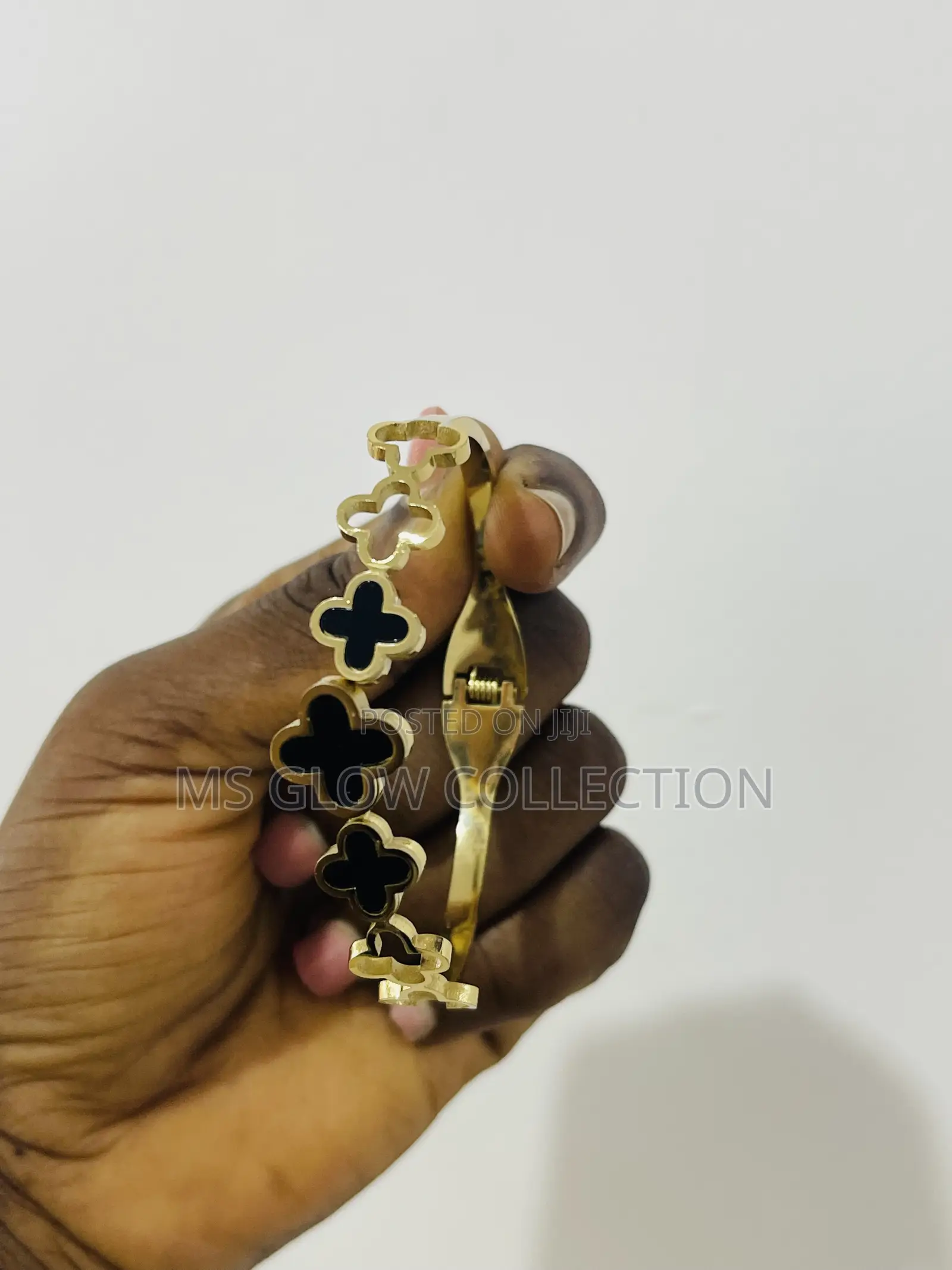 Luxury Gold Clover Bangle Bracelet for Women | Stainless Steel