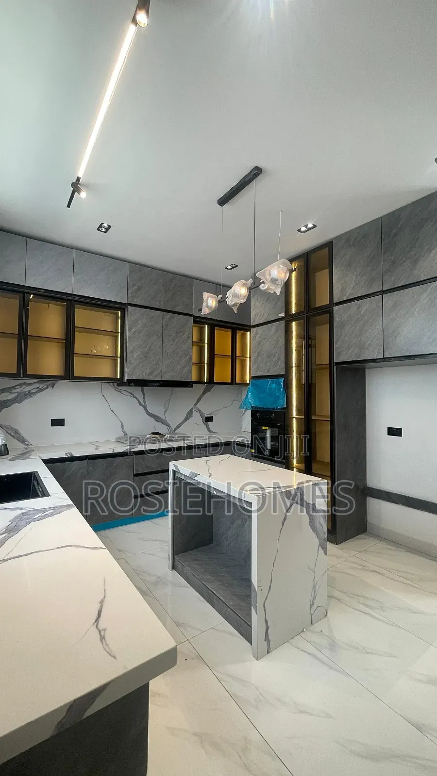5bdrm Duplex in Chevron for sale