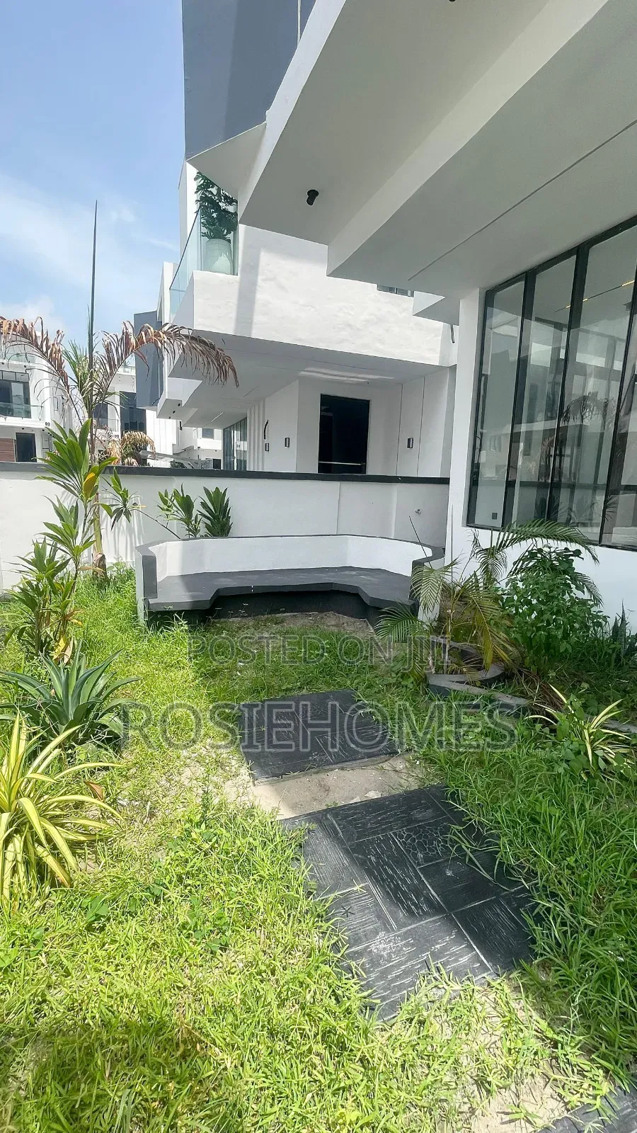 5bdrm Duplex in Chevron for sale