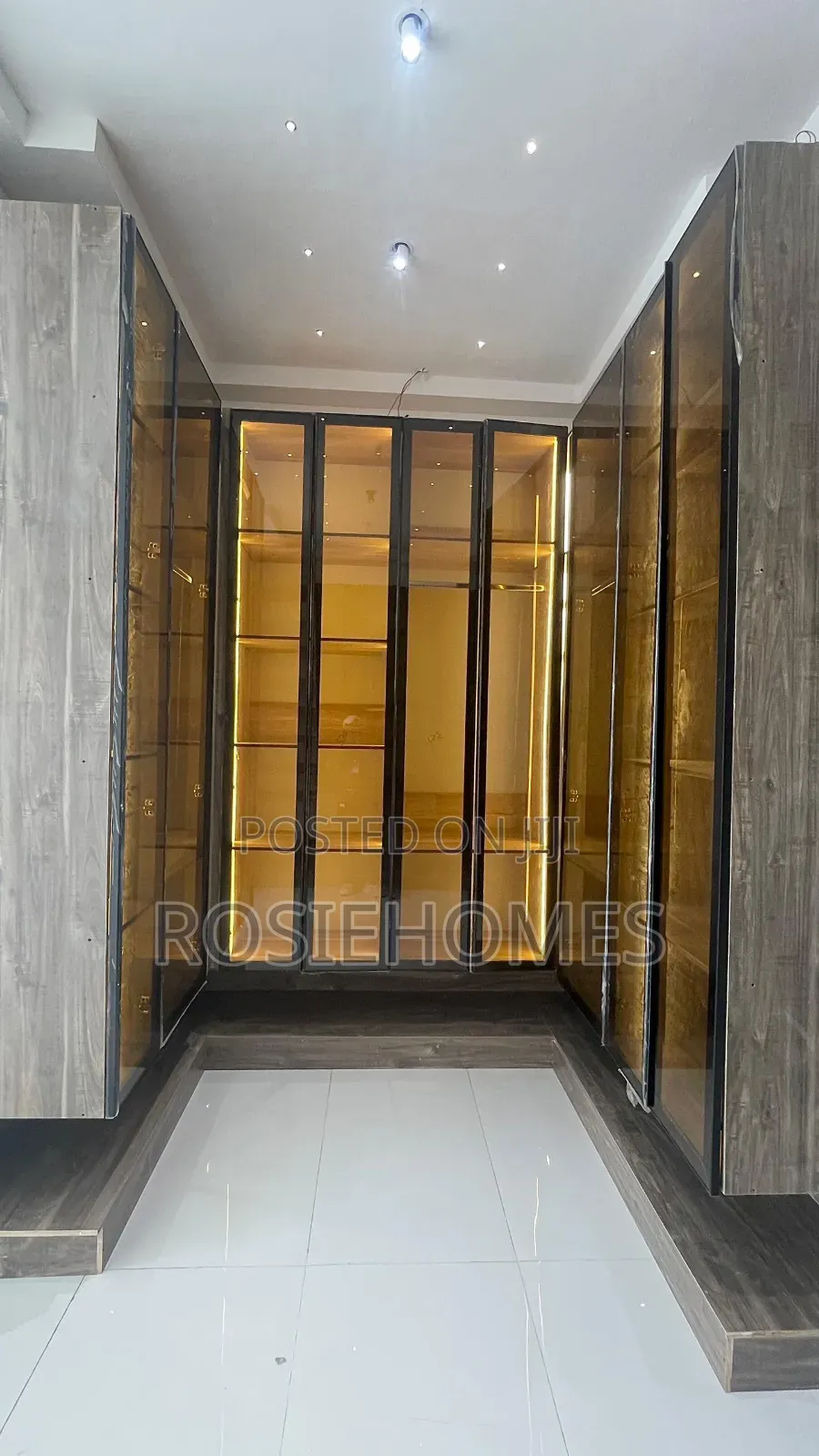 5bdrm Duplex in Chevron for sale