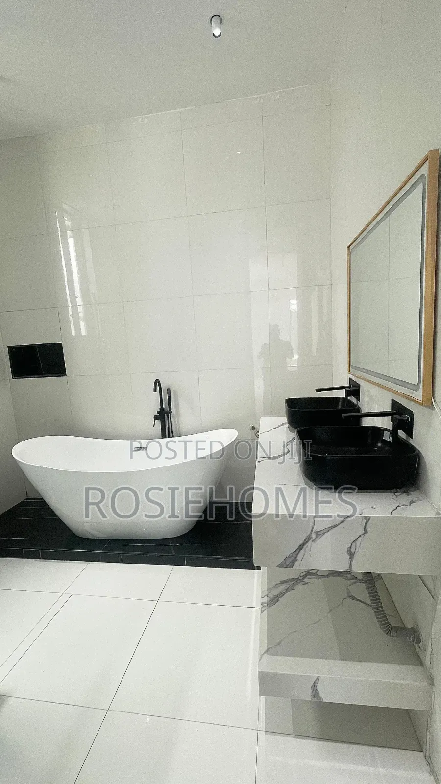 5bdrm Duplex in Chevron for sale