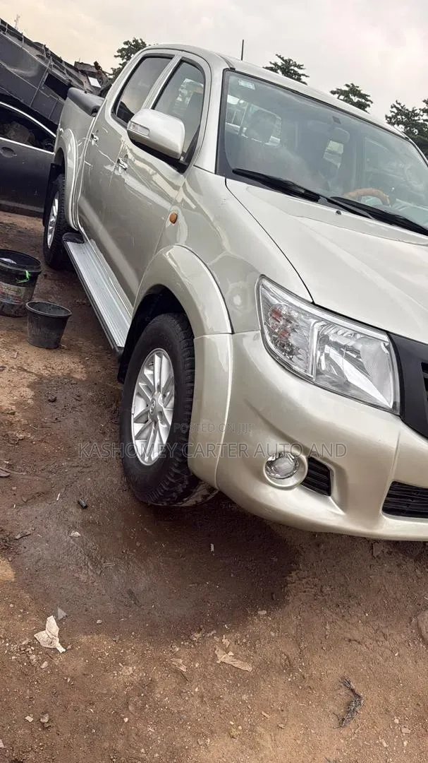 Toyota Hilux 2015 Brown