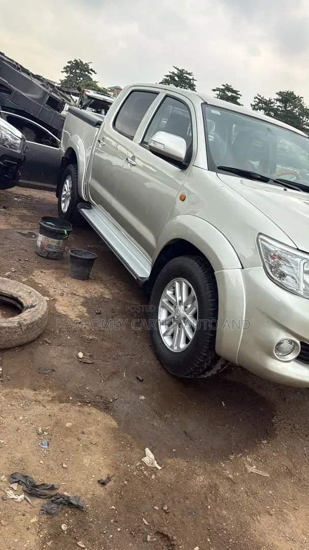Toyota Hilux 2015 Brown