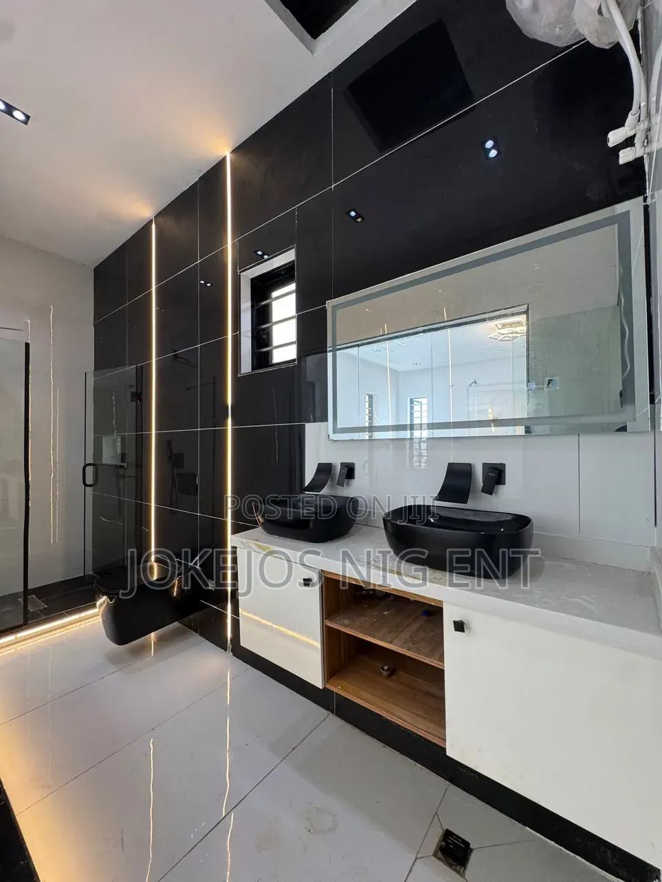 5bdrm Duplex in Thomas Estate for sale
