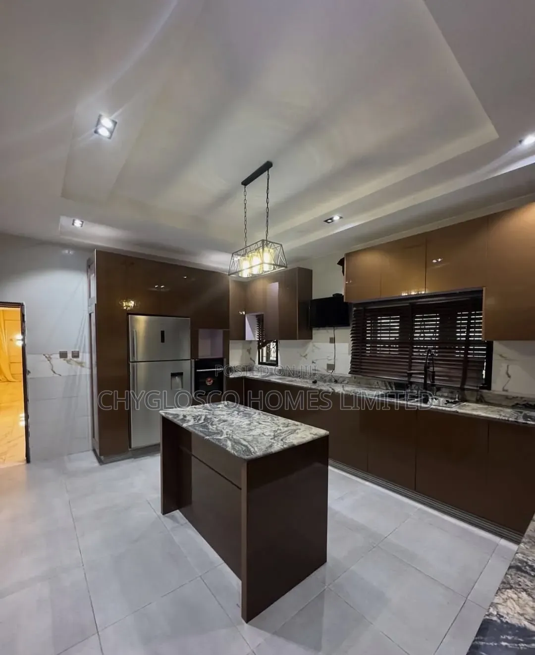 5bdrm Duplex in New Haven Estate for sale