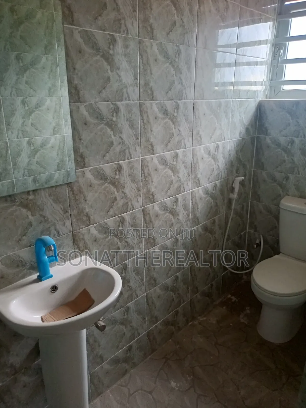 2bdrm Duplex in Arapaja, Akala Express for rent