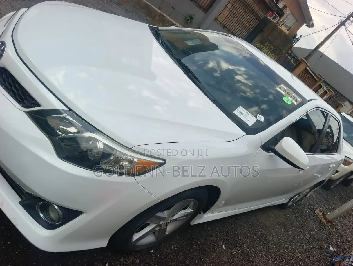 Toyota Camry SE 4dr Sedan (2.5L 4cyl 6A) 2013 White