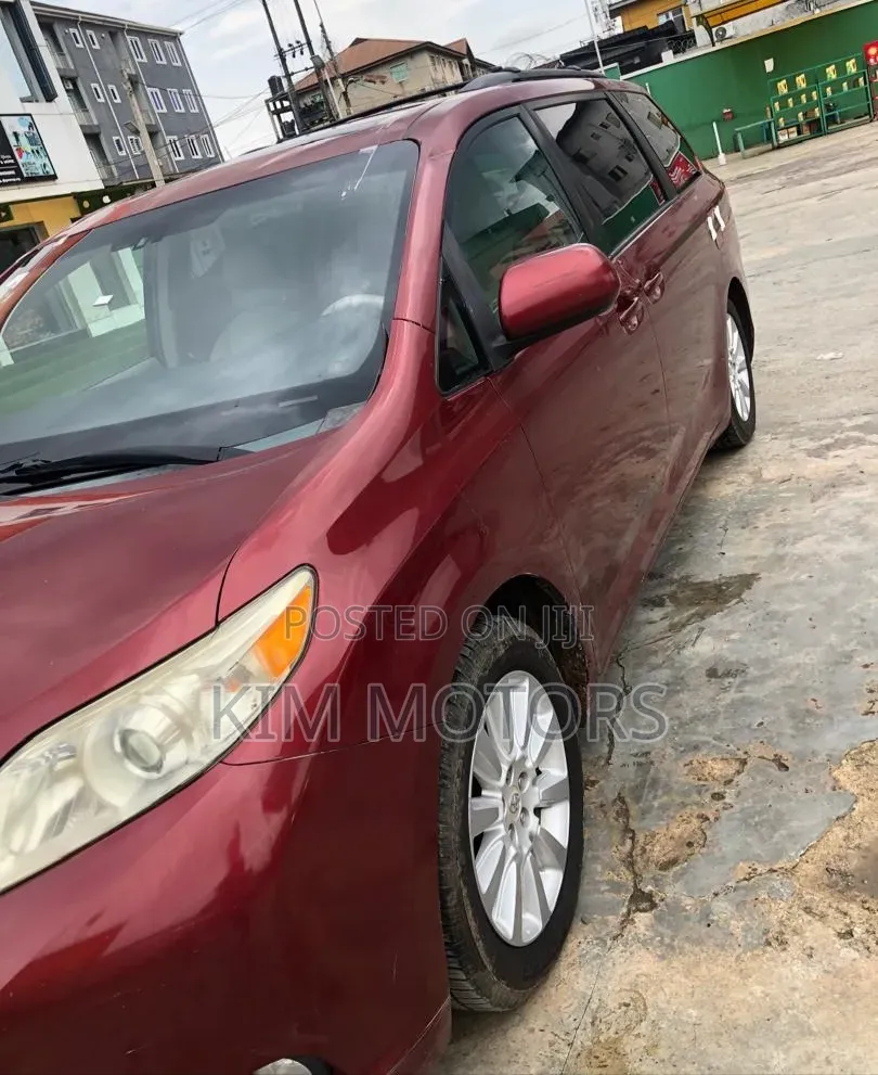 Toyota Sienna XLE FWD 8-Passenger 2013 Burgundy