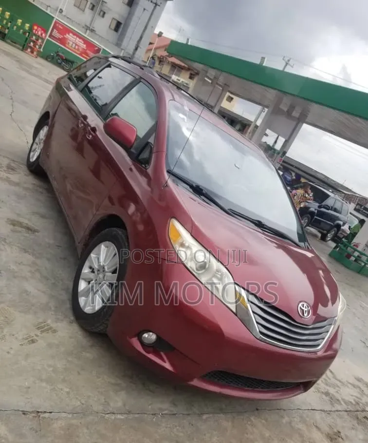 Toyota Sienna XLE FWD 8-Passenger 2013 Burgundy