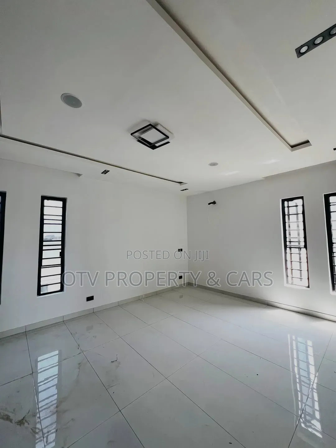 5bdrm Penthouse in Ikota for sale