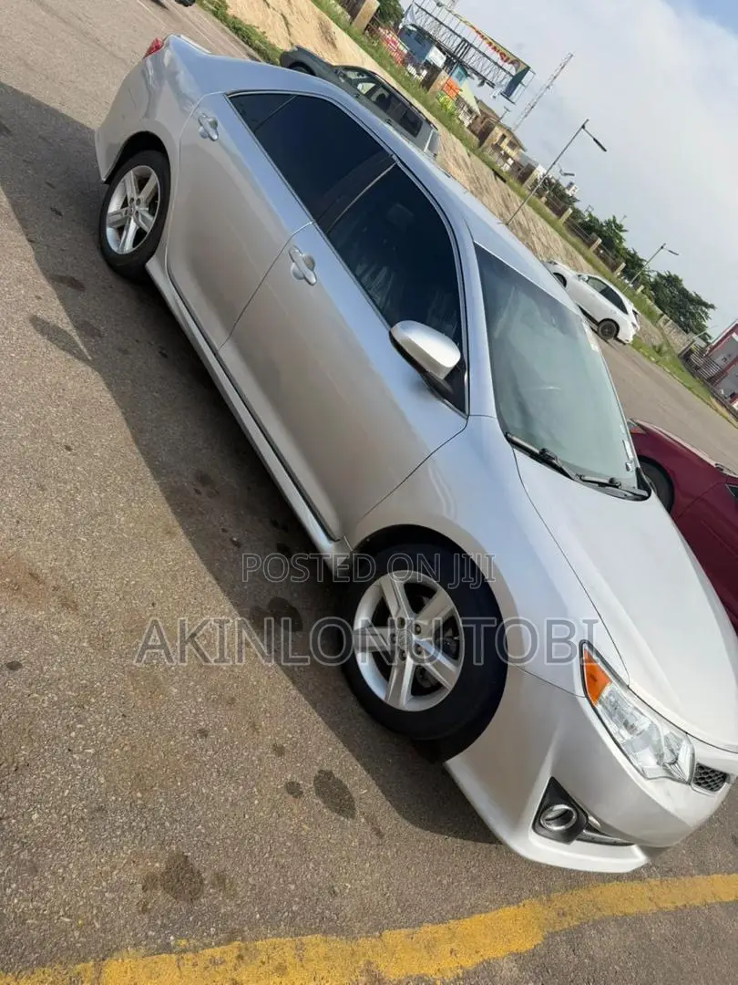 Toyota Camry SE 4dr Sedan (2.5L 4cyl 6A) 2013 Silver