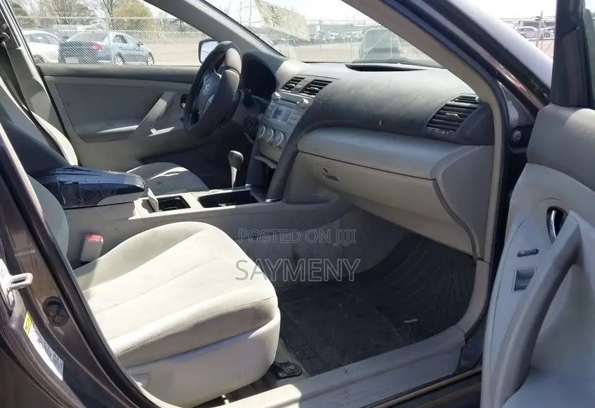 Toyota Camry LE 4dr Sedan (2.5L 4cyl 6A) 2011 Gray
