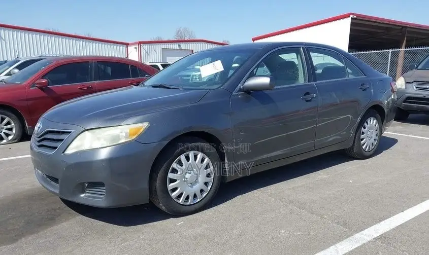Toyota Camry LE 4dr Sedan (2.5L 4cyl 6A) 2011 Gray