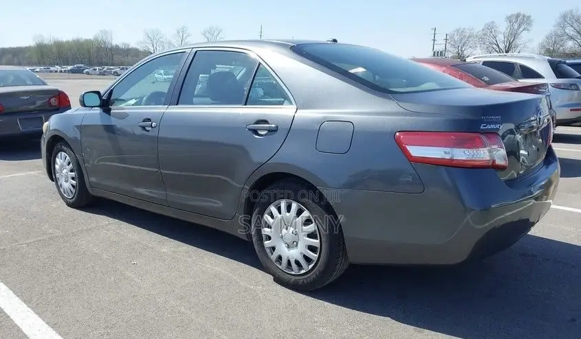 Toyota Camry LE 4dr Sedan (2.5L 4cyl 6A) 2011 Gray