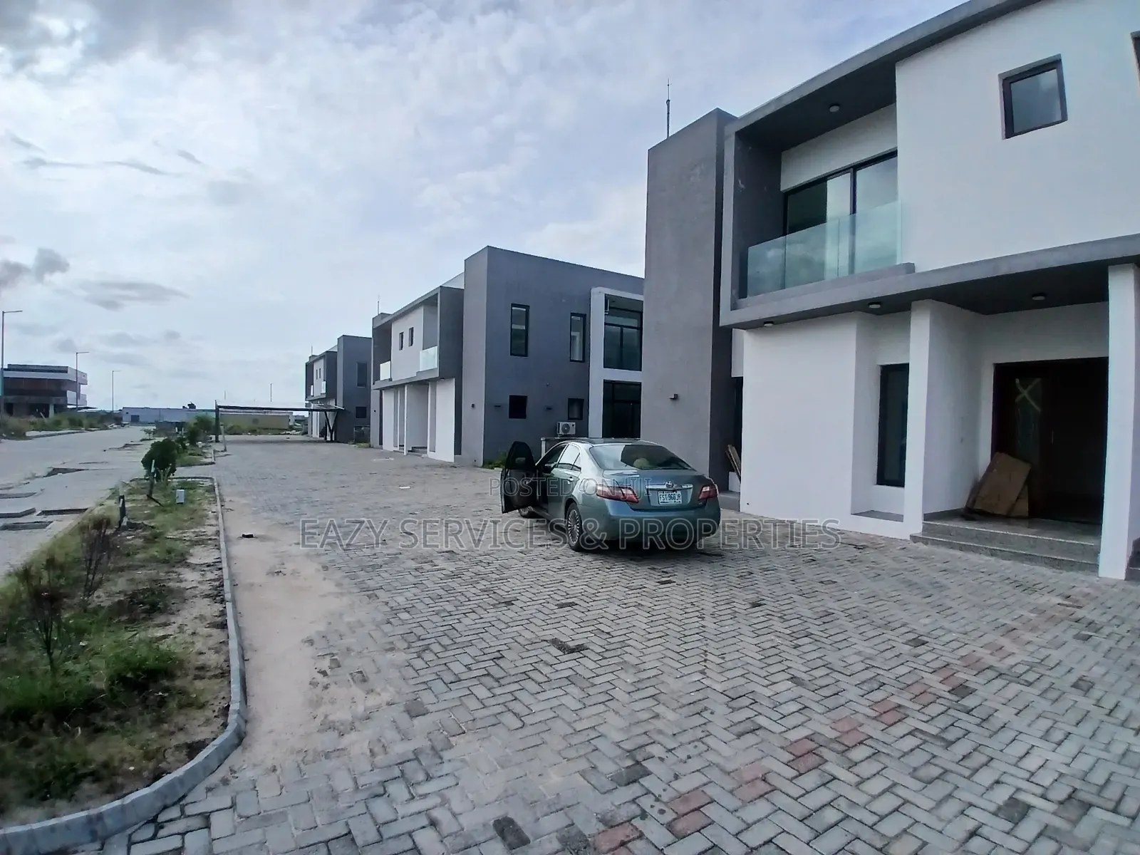 5bdrm Duplex in Maiyegun Beach, Lekki Phase 1 for rent
