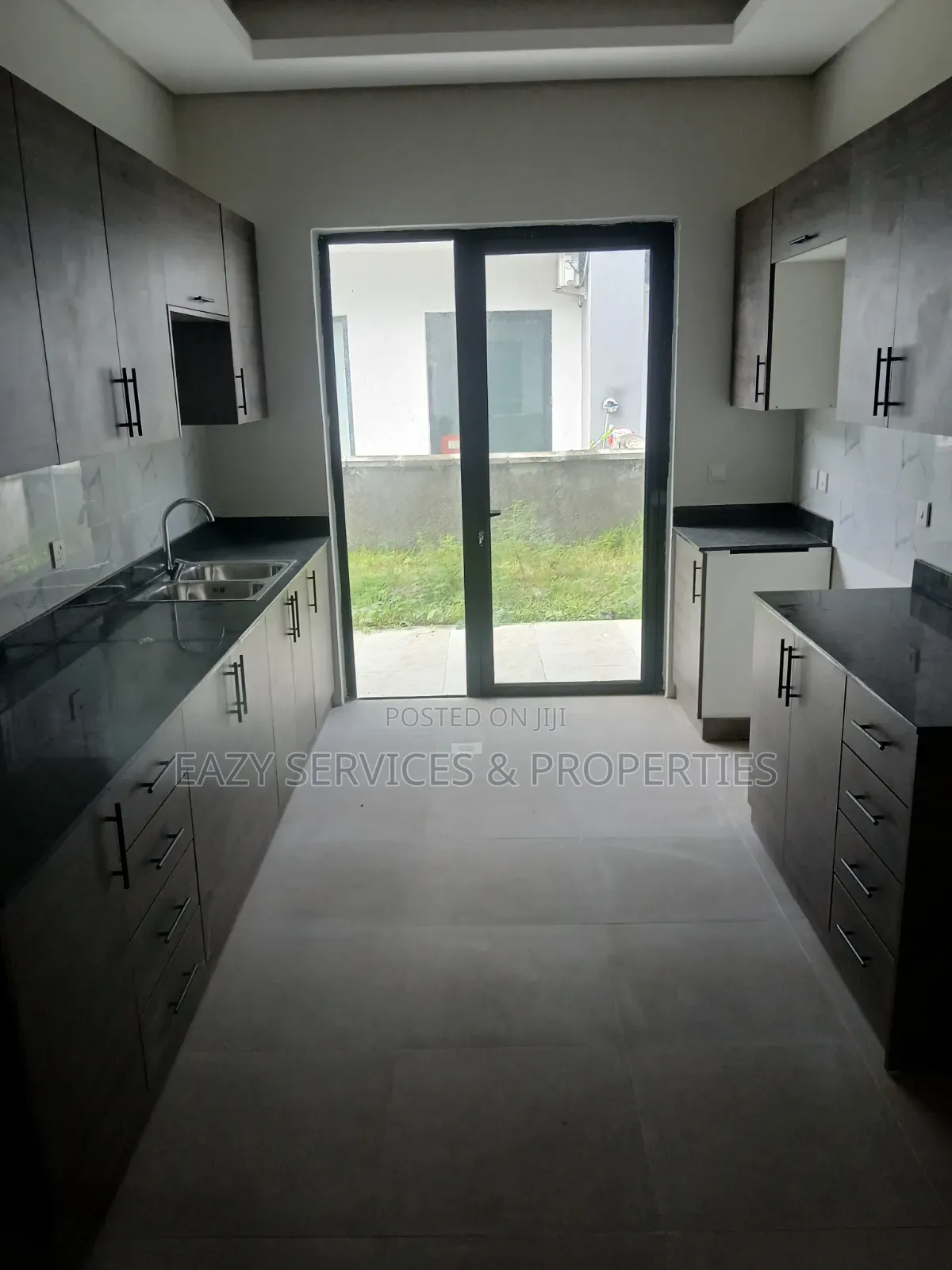 5bdrm Duplex in Maiyegun Beach, Lekki Phase 1 for rent