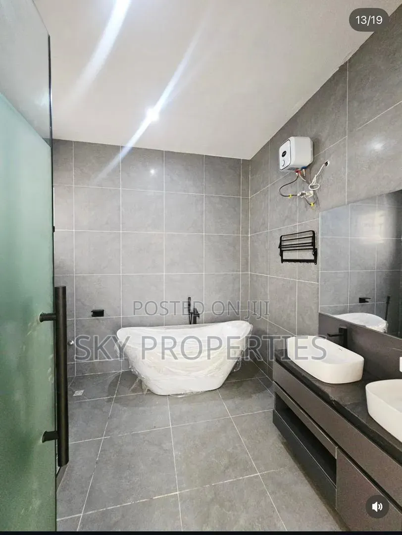 5bdrm Apartment in Ajah, Olokonla for sale