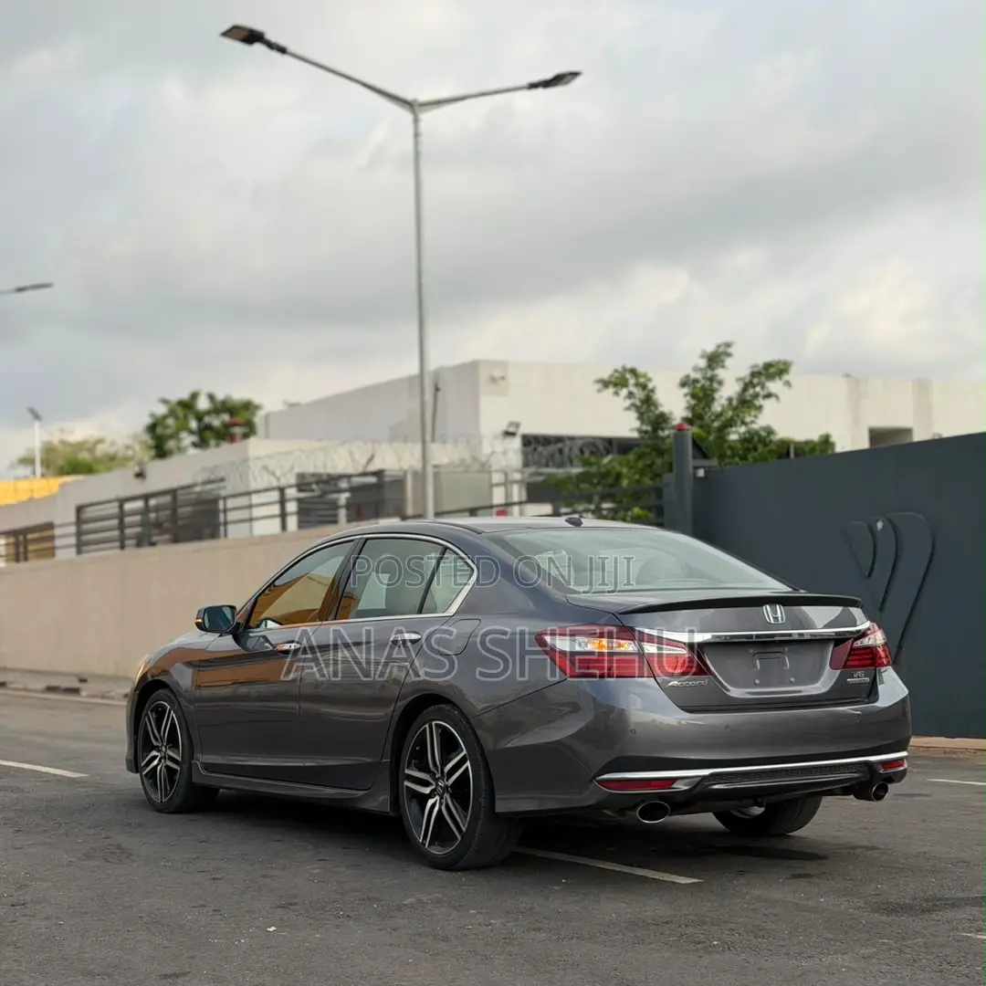 Honda Accord Touring 4dr Sedan FWD (3.5L 6cyl 6A) 2016 Gray