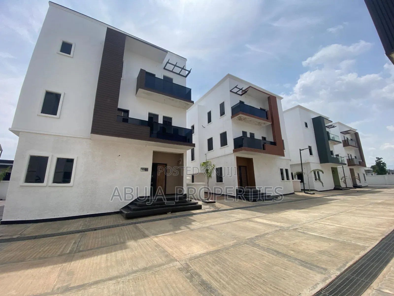 5bdrm Duplex in Jahi for sale