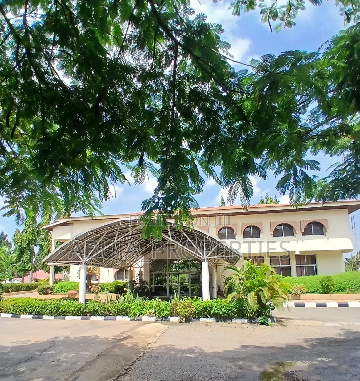 Detached Duplex for Commercial Use