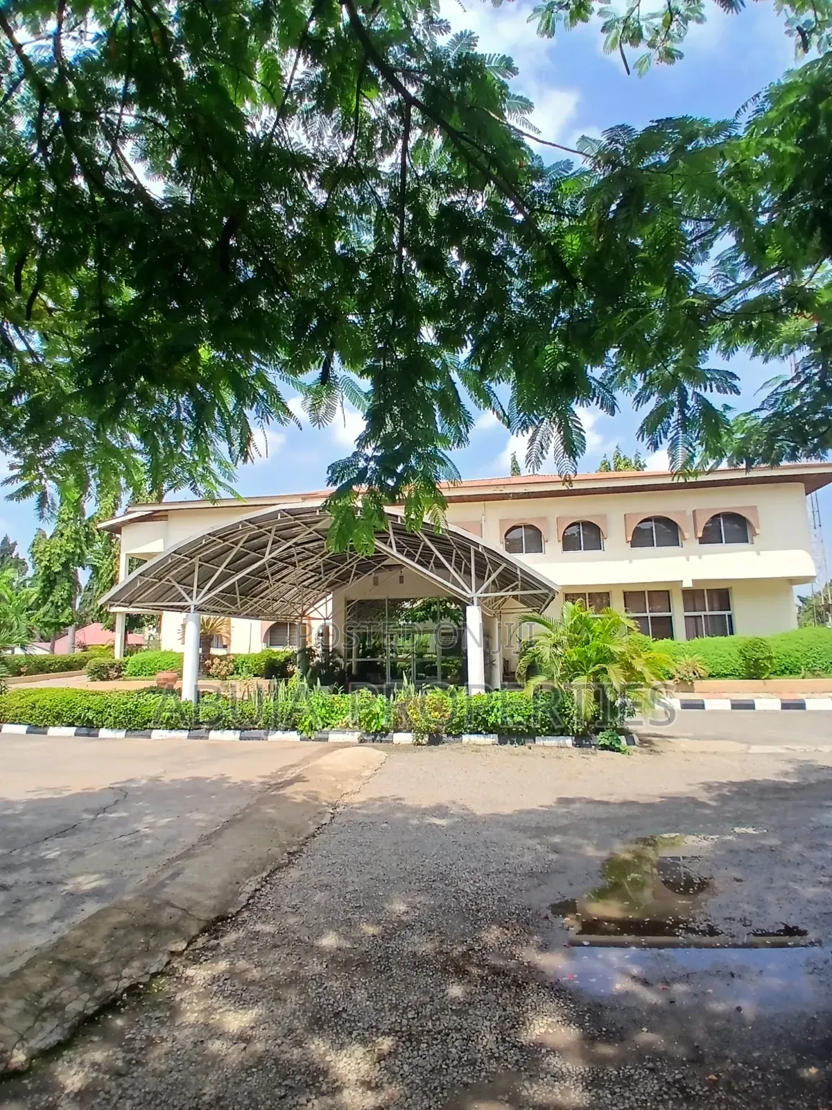 Detached Duplex for Commercial Use