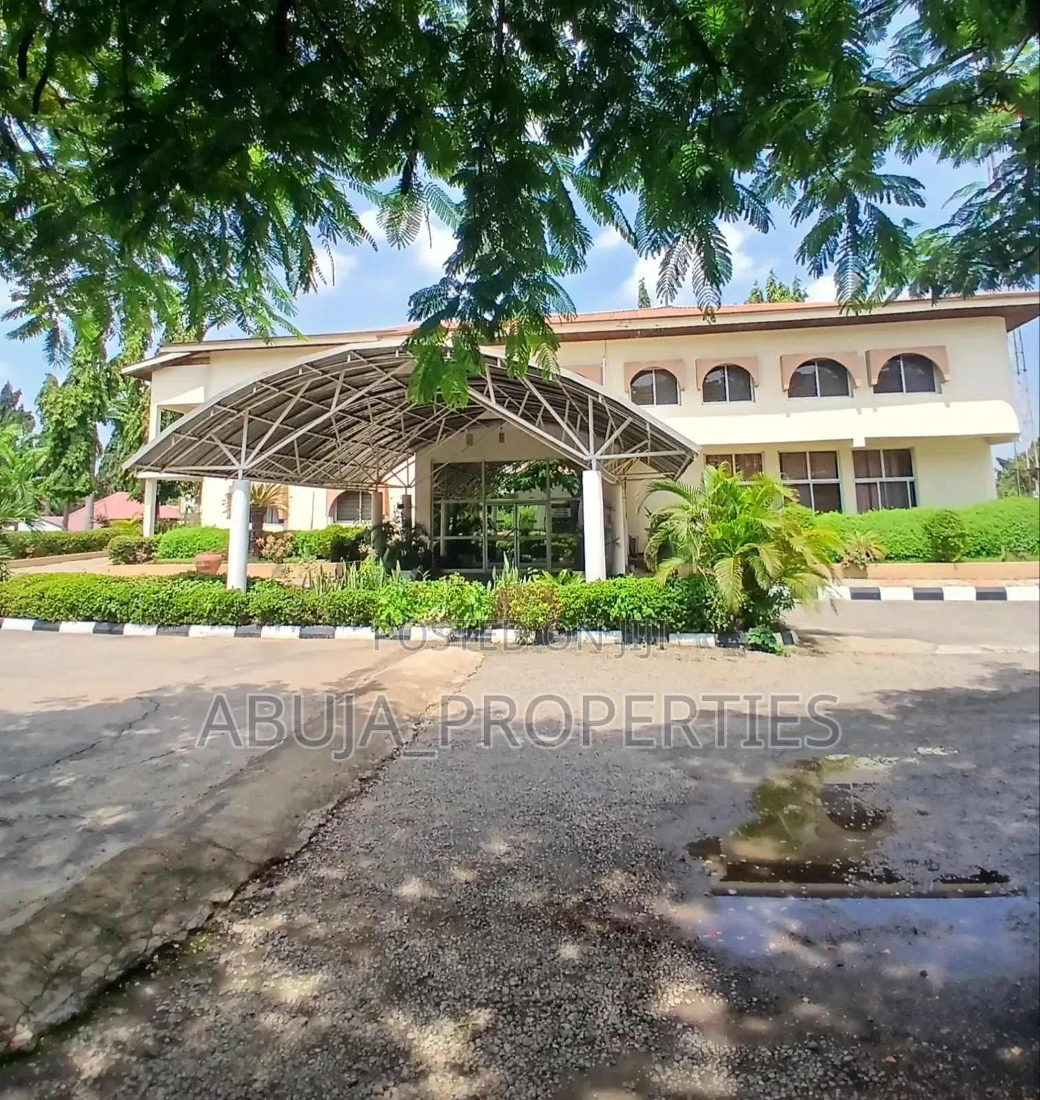 Detached Duplex for Commercial Use