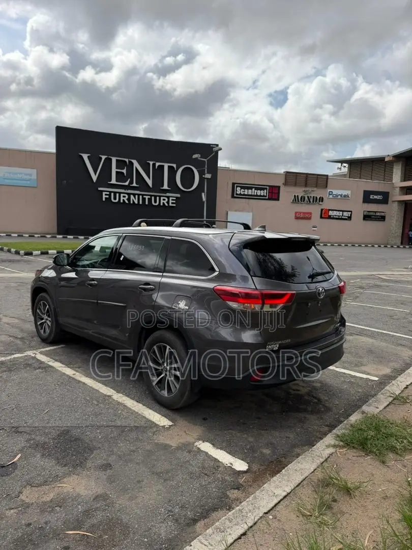 Toyota Highlander XLE 2019 Gray