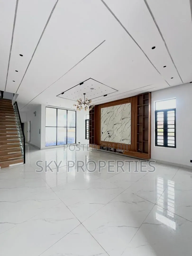 5bdrm Duplex in Vgc for sale
