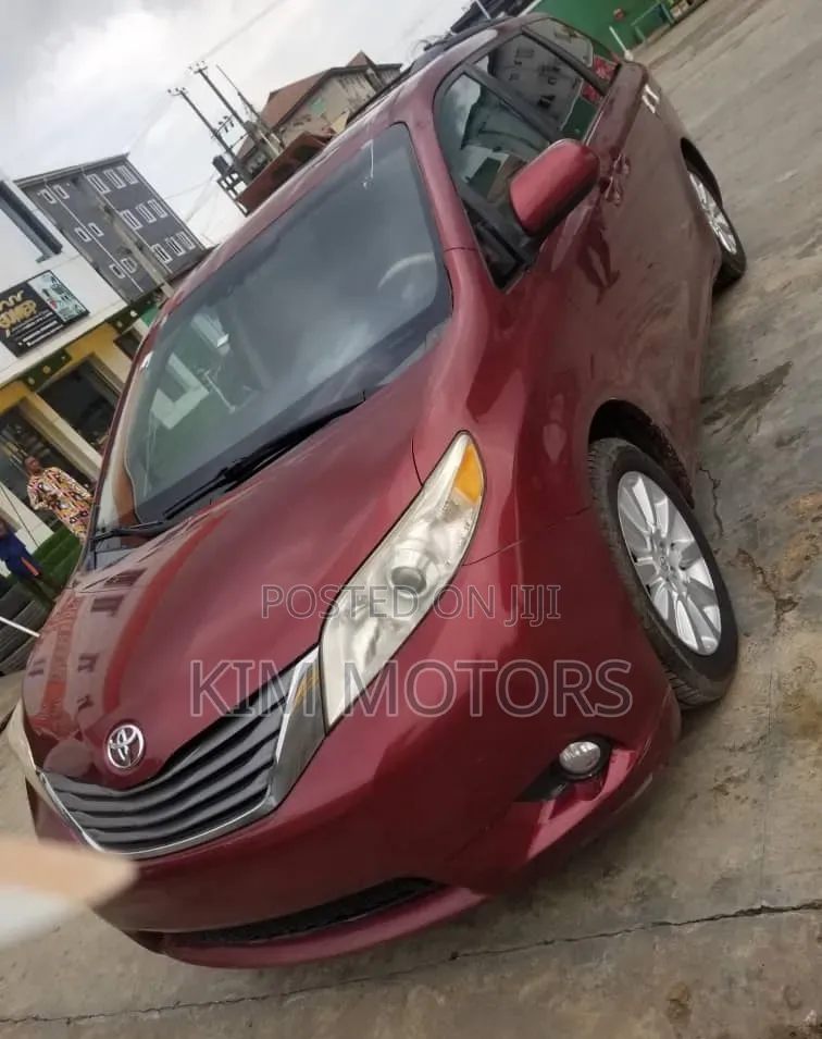 Toyota Sienna XLE FWD 8-Passenger 2013 Burgundy